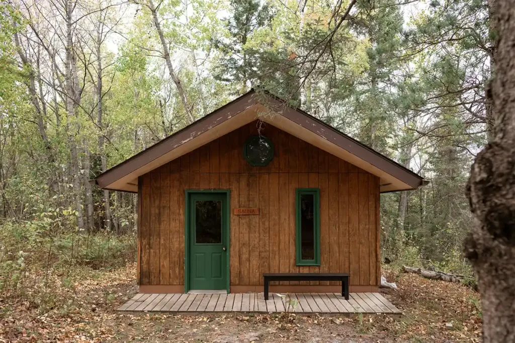 1 20251026 LODGING MidMod Minnesota Lakehouse 137