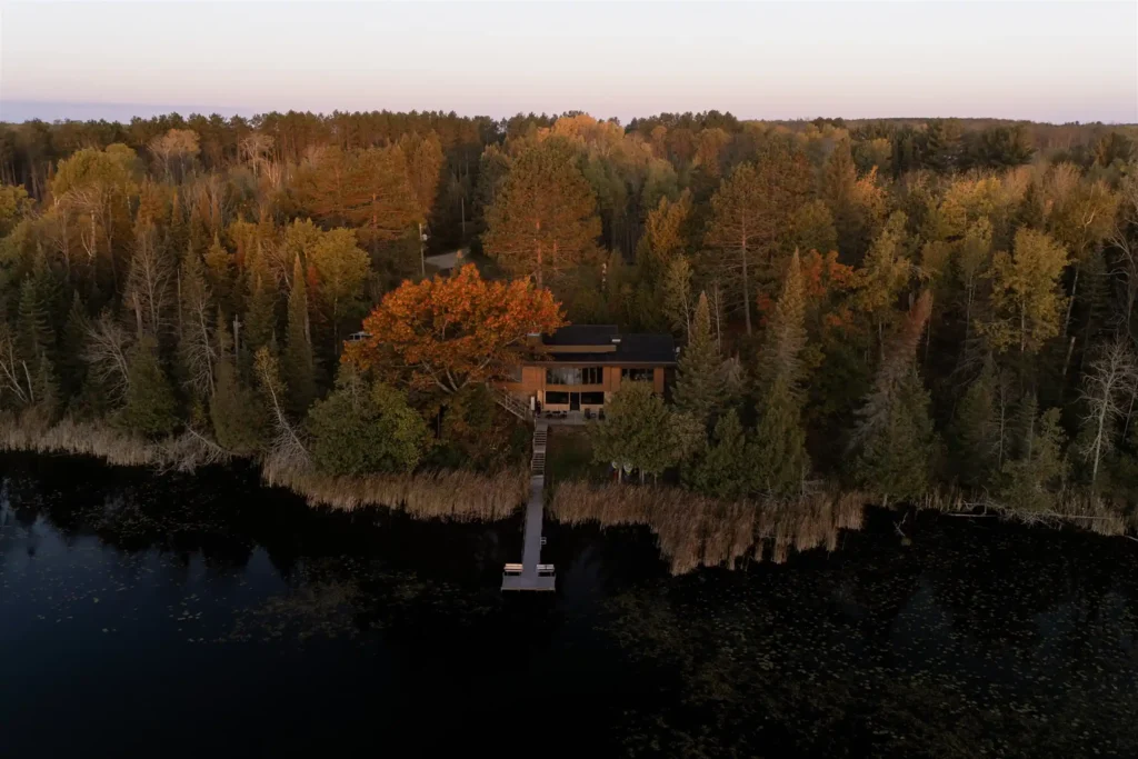 2 20251026 LODGING MidMod Minnesota Lakehouse 34 1