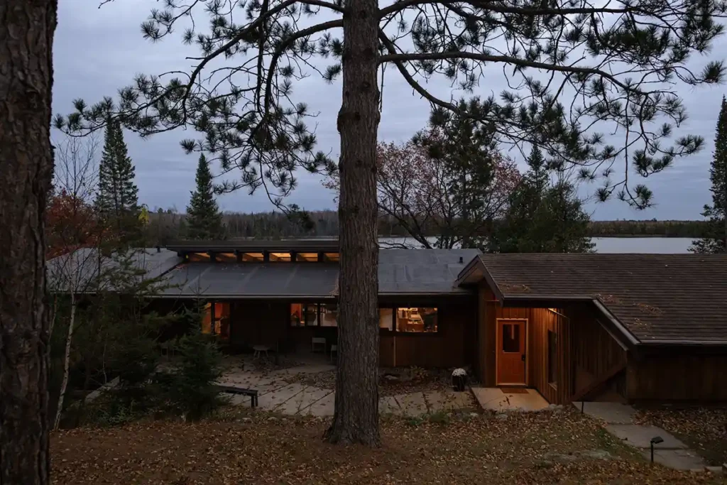 5 20251026 LODGING MidMod Minnesota Lakehouse 278